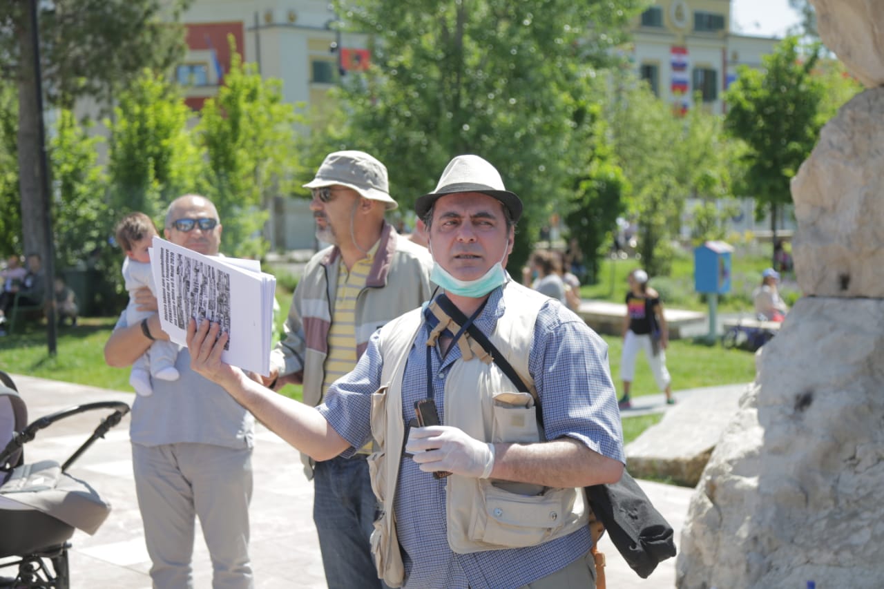 protesta e shoqerise civile dhuna sot ne sheshin skenderbej, protestuesja terhiqet zvarre dhe uleret (3)