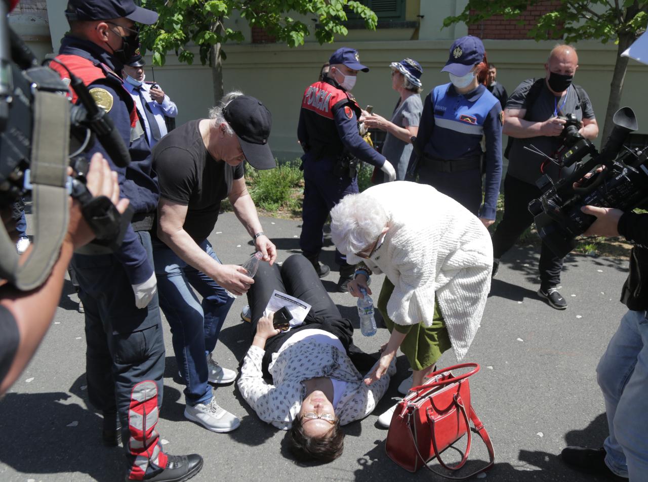 protesta e shoqerise civile dhuna sot ne sheshin skenderbej, protestuesja terhiqet zvarre dhe uleret (30)
