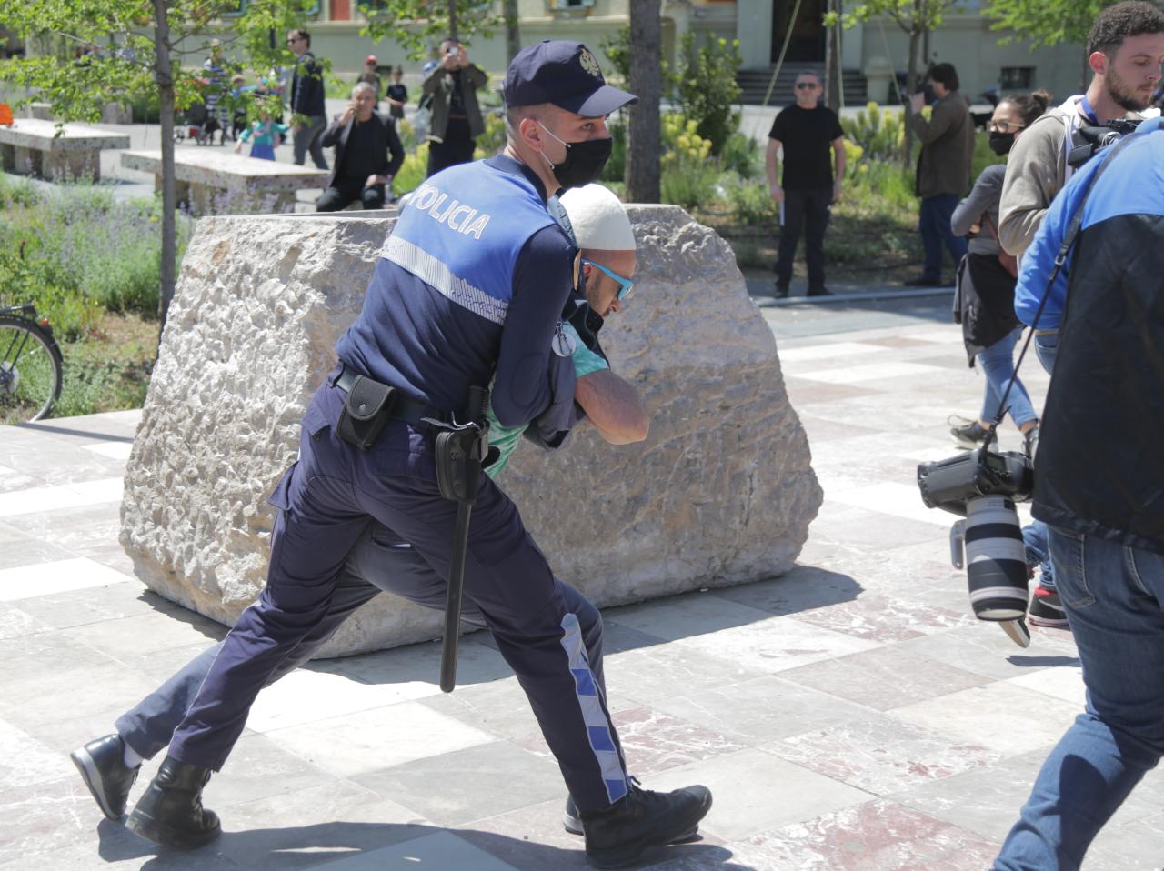 protesta e shoqerise civile dhuna sot ne sheshin skenderbej, protestuesja terhiqet zvarre dhe uleret (4)