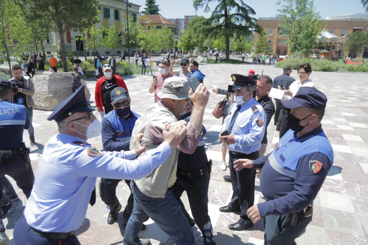 protesta e shoqerise civile dhuna sot ne sheshin skenderbej, protestuesja terhiqet zvarre dhe uleret (5)