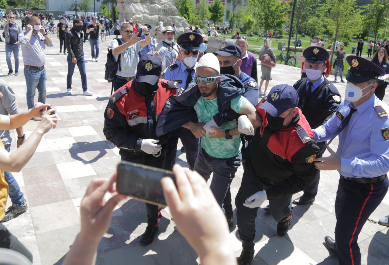 protesta e shoqerise civile dhuna sot ne sheshin skenderbej, protestuesja terhiqet zvarre dhe uleret (6)