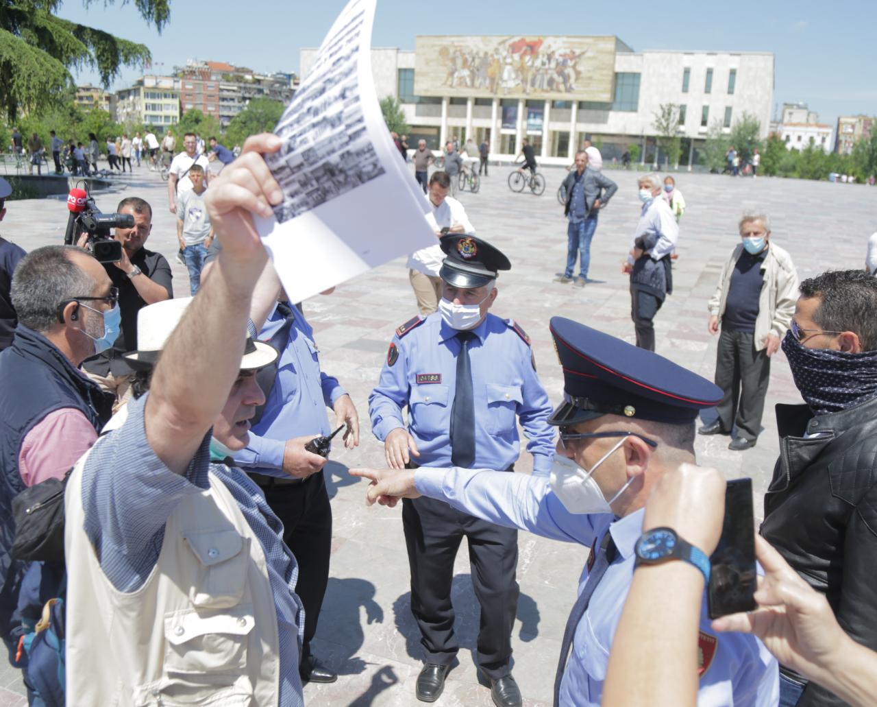 protesta e shoqerise civile dhuna sot ne sheshin skenderbej, protestuesja terhiqet zvarre dhe uleret (7)