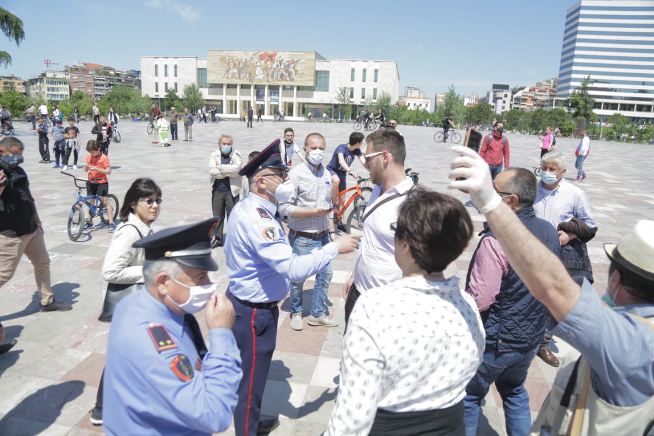 protesta e shoqerise civile dhuna sot ne sheshin skenderbej, protestuesja terhiqet zvarre dhe uleret (9)