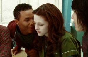 U gjetën të shtrirë në shtrat lakuriq, zbulohet shkaku i vdekjes së aktorit të famshëm të Twilight dhe i të dashurës së tij