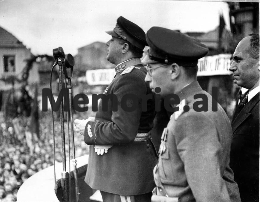 Kryeministri-Enver-Hoxha-se-bashku-me-Zv-Ministrin-e-Brendshem-Nesti-Kerenxhi.-1947