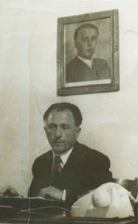 Zv-Ministri-i-Brendshem-Feçor-Shehu-ne-zyren-e-tij.-Foto-e-viteve-70