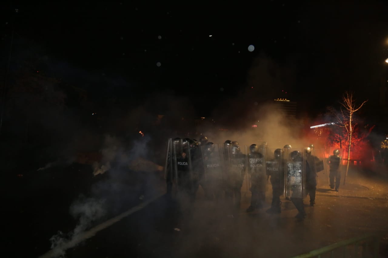 Protesta-dhuna-klodian-rasha-doreheqja-sander-lleshaj-policia-gazilotsjelles-tym-gure-flake (16)