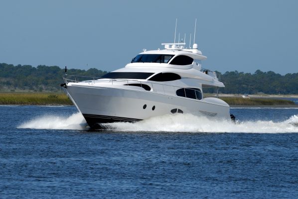 luxury-yacht-2431471_1920-598x400