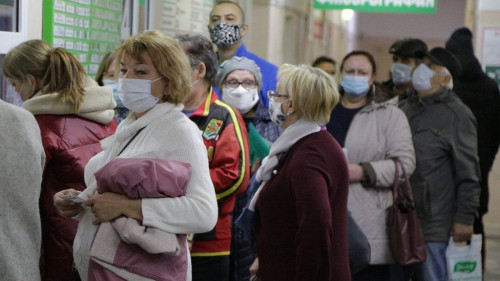 Spitalet në të gjithë Rusinë janë të mbingarkuara me radhë të gjata, si kjo në Omsk.