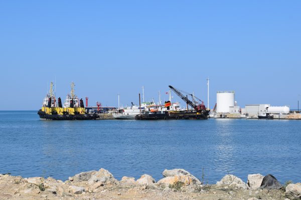 Porti-i-hidrokarbureve-“MBM-Port”-në-zonën-e-Porto-Romanos-ku-shkarkohen-hidrokarburet-e-sjella-nga-jashtë-vendit.-Foto-Geri-Emiri-600x400 (1)