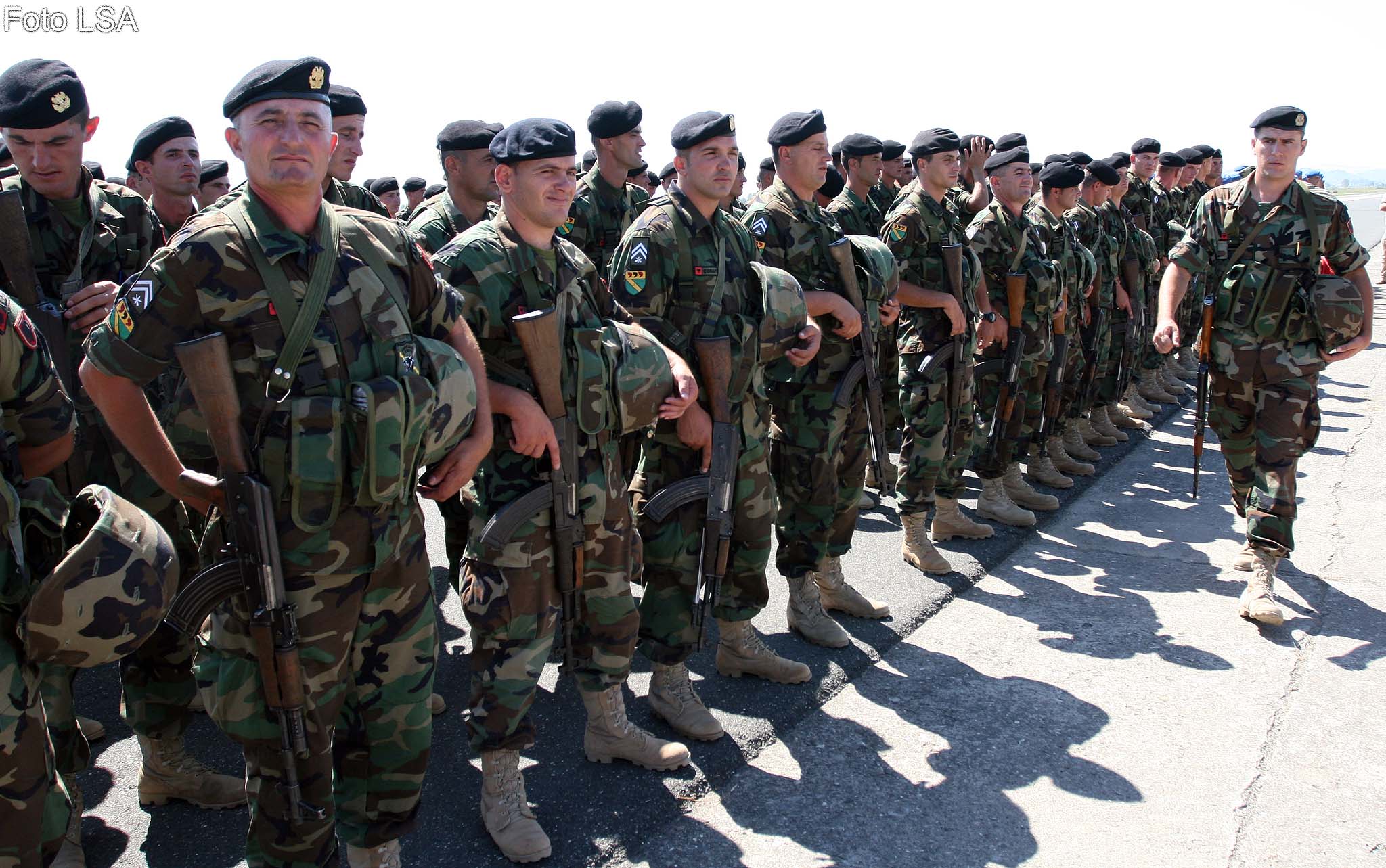Ushtaret komando, gjate ceremonise se percjelljes se dy kontingjenteve te trupave ushtarake shqiptare ne misione paqeruajtese ne Afganistan dhe ne Cad.