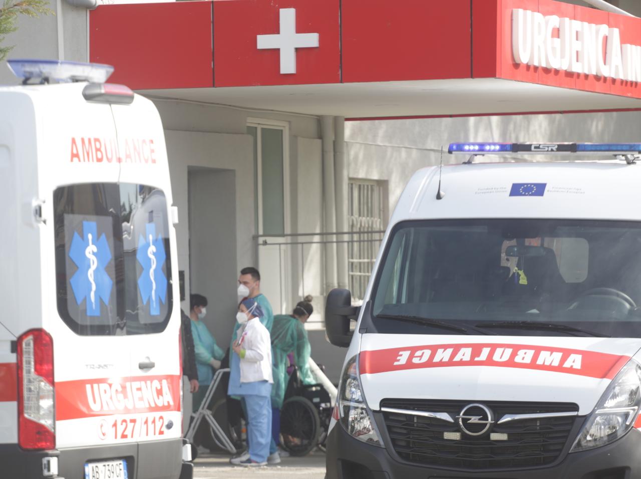 spitali infektiv-covid-te-burgosur-ambulance (17)