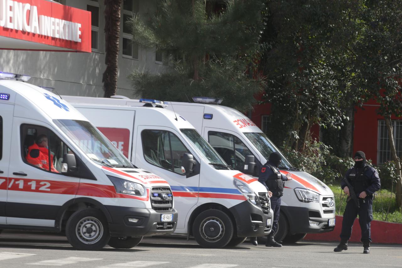 spitali infektiv-covid-te-burgosur-ambulance (2)