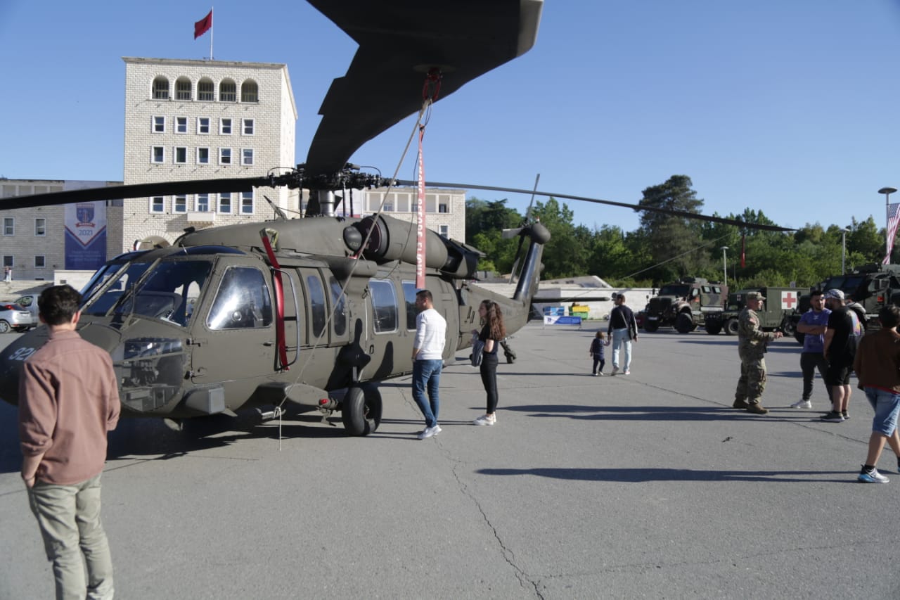 defender 21-blinda-helikopter-nato (14)