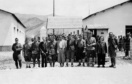 Përmet, maj 1944; udhëheqës të LNÇ në Kongresin e Përmetit (nga e djathta në të majtë): Ramadan Çitaku, Liri Gega, Hysni Kapo, Sejfulla Maleshova, Haxhi Lleshi, Myslim Peza, Enver Hoxha, Omer Nishani, Spiro Moisiu, Mustafa Gjinishi.