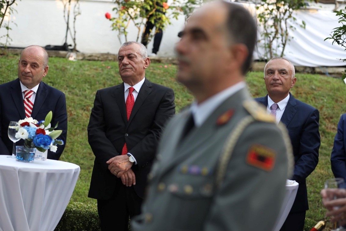 Presiddenti Meta ne pritjen e ambasades amerikane ne Tirane