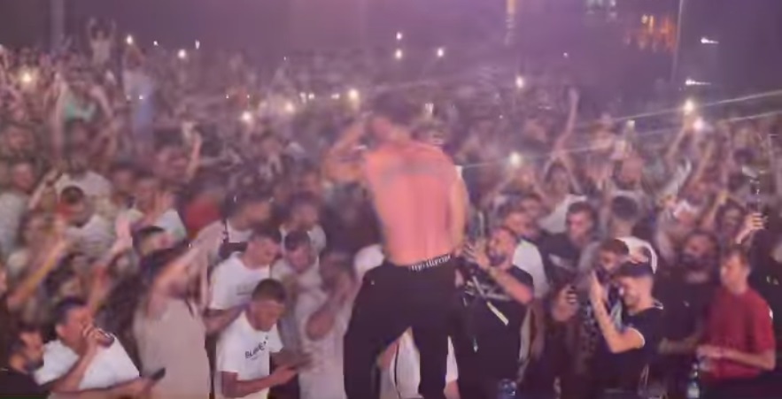 Momentet kur Noizy performon ne lokalin me muzike ne Sarande