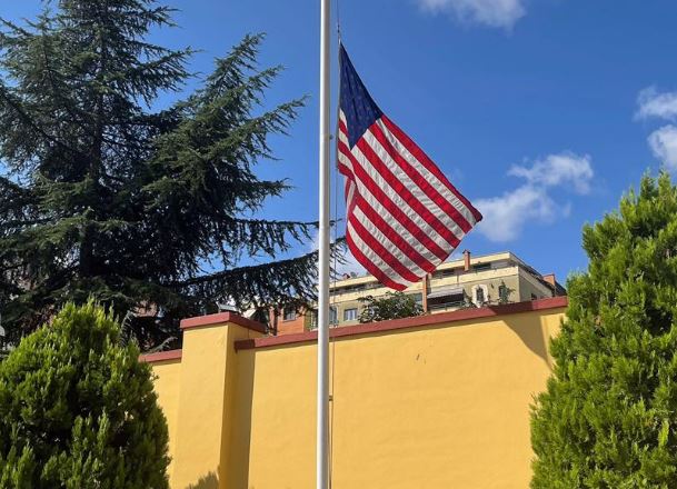 flamuri-ambasada-amerikane