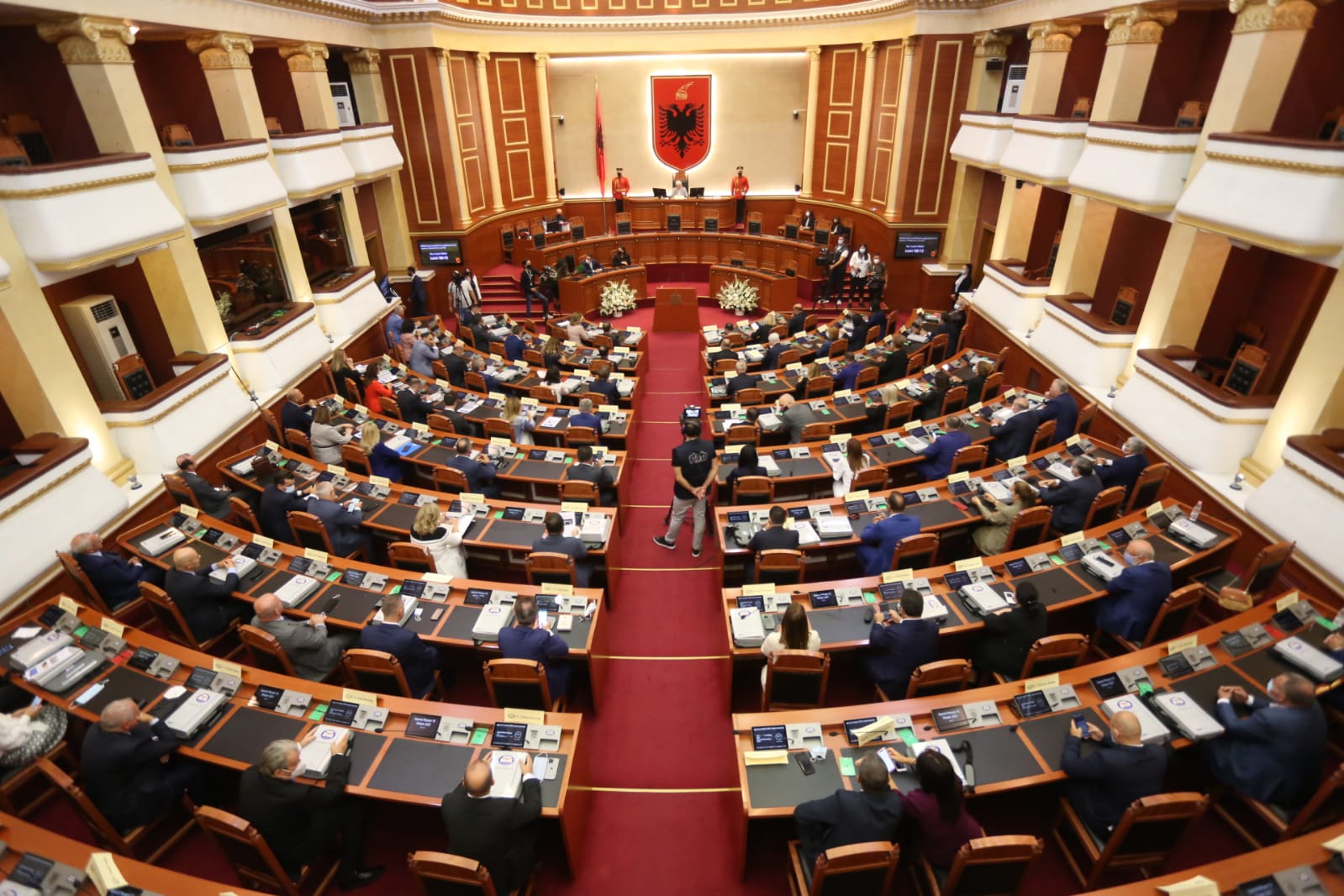 parlamenti seanca e pare, opozita-Kuvendi
