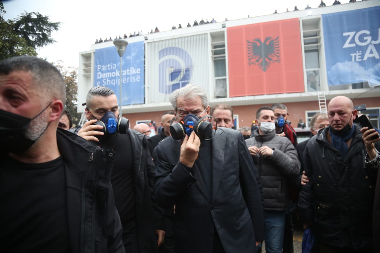 Protesta-8-janarit-Sali-Berisha-perplasja-godina-PD-maska-largimi (22)