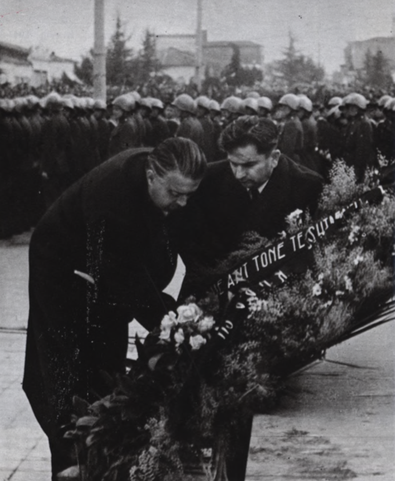 Enver Hoxha dhe Hysni Kapo, duke vendosur lule pranë monumentit të Stalinit