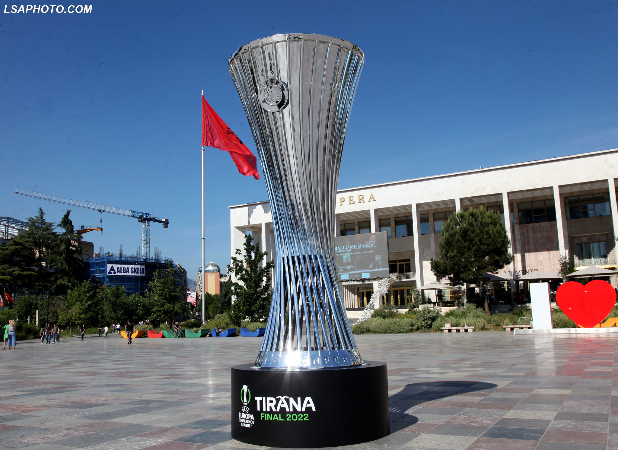 KUPA E FINALES NE SHESH - Ne prag te finales se UEFA Conference League, e cila do te vendose perballe Roma dhe Feynoord, ne sheshin Skenderbej eshte vendosur nje model i Kupes./r/n/r/nFINAL CUP IS PLACED ON THE SQUARE - On the eve of the UEFA Conference League final, which will see Roma and Feynoord face each othee, a Cup model was placed on the Skenderbej Square.