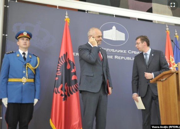 Kryeministri shqiptar, Edi Rama, dhe ai serb, Aleksandar Vuçiq, në Beograd.