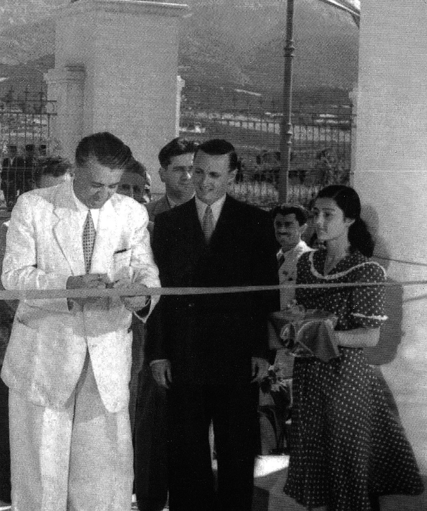 Enver Hoxha dhe Xhanfise Keko gjatë ceremonisë se përurimit të Kinostudios