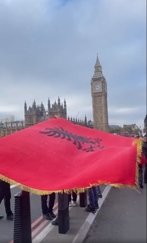 shqiptaret ne londer proteste pankarte2