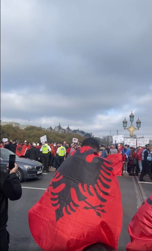 shqiptaret ne londer proteste pankarte6