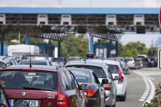 Pala greke mbyll pikën kufitare  Tre Urat   nuk do lejohet kalimi i këmbësorëve dhe automjeteve  Ja arsyeja