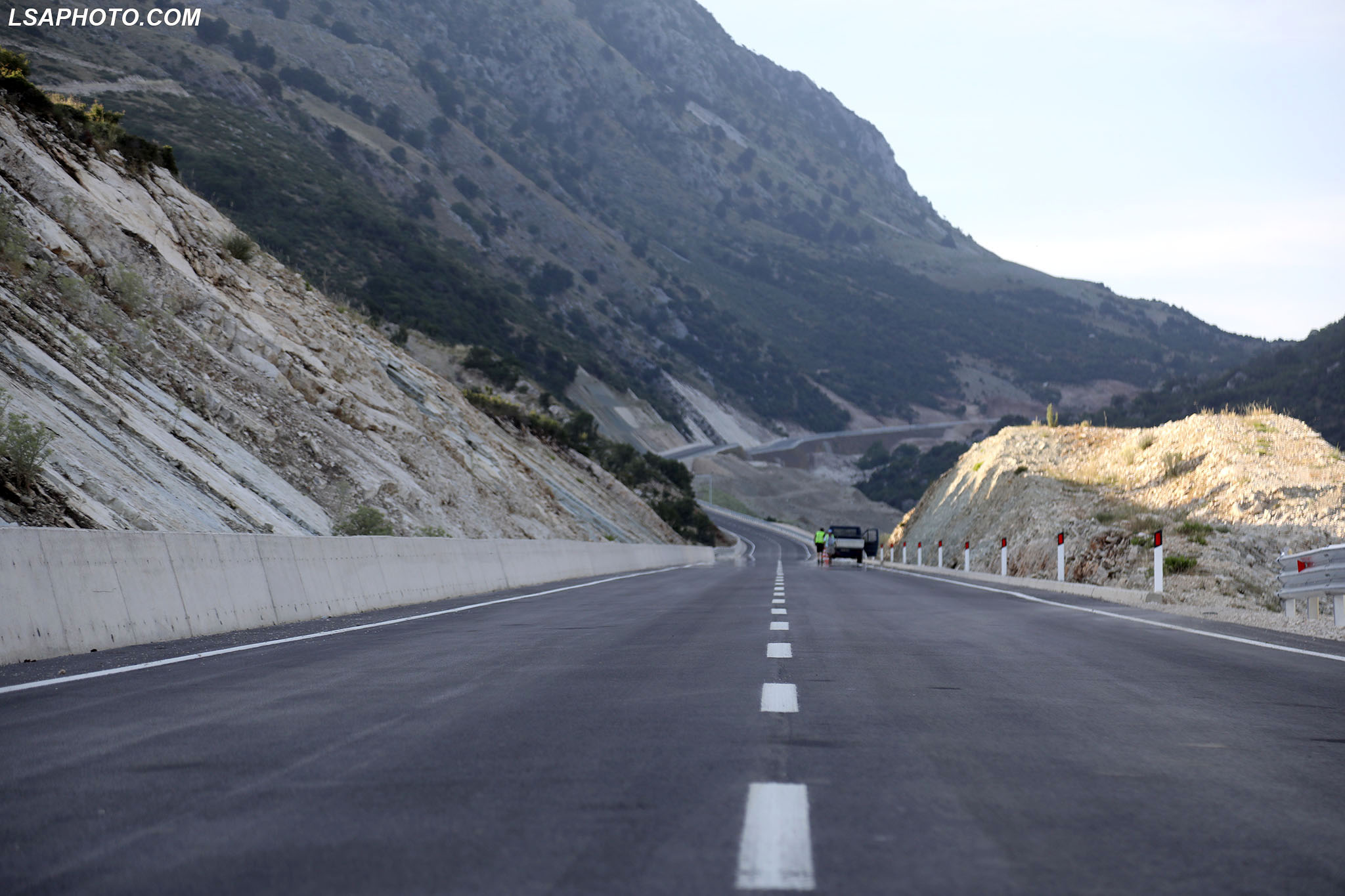 HAPET TUNELI I SKERFICES - Rruga Kardhiq Delvine, e fotografuar me rastin e ceremonise se hapjes se tunelit te Skerfices. Me hapjen e tunelit dhe rrjedhimisht te rruges Kardhiq-Delvine, rruga nga Tirana në Sarande shkurtohet me 45 minuta. Gjatesia e tunelit eshte  1316 metra dhe e gjithe rruga prej 34 kilometrash konsiderohet si nje nyje strategjike per ekonomine dhe turizmin. /r/n/r/nSKERFICA TUNNEL OPENS - Kardhiq Delvine Street, photographed on the occasion of the opening ceremony of the Skerfica tunnel. With the opening of the tunnel and consequently of the Kardhiq-Delvine road, the road from Tirana to Sarande is shortened by 45 minutes. The length of the tunnel is 1316 meters and the whole road of 34 kilometers is considered a strategic node for the economy and tourism.