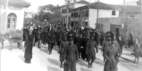 Prifterinjte-katolike-te-arrestuar-nga-Divizioni-i-Mbrojtjes-se-Popullit-ne-rruget-e-Shkodres-1945-750x375