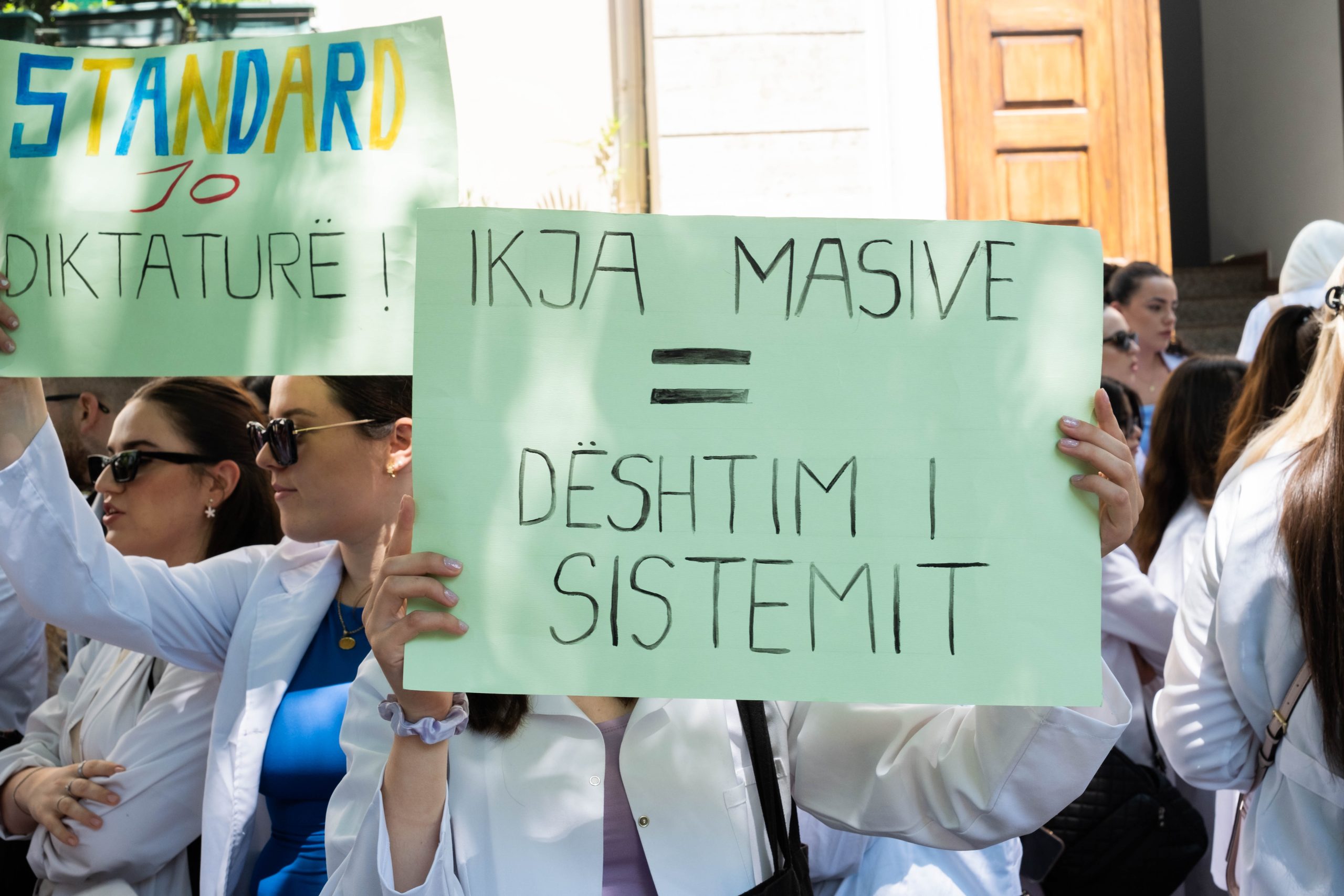 Studentet-e-mjekesise-ne-proteste--scaled