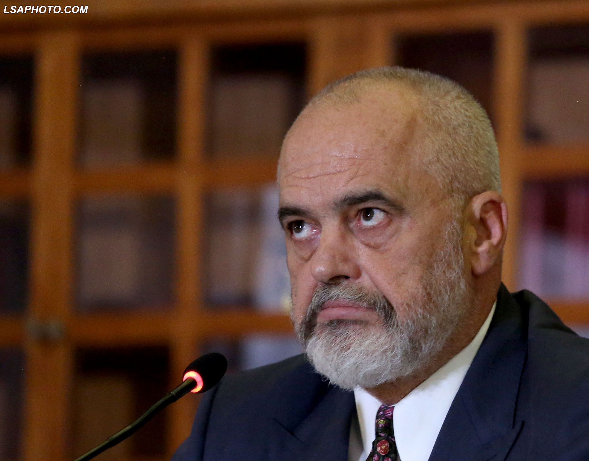 Kryeministri Edi Rama duke folur gjate nje konference per shtyp ku ka njoftuar anulimin e pjesemarrjes se kabinetit te tij ne mbledhjen e perbashket te qeverise se tij dhe asaj Kosovare, qe ishte pritej te mbahej te merkuren ne Gjakove. Duke komentuar situaten ne veri, Rama deklaroi se kishte njoftuar Kryeministrin kosovar Kurti se nuk do te merrte pjese ne mbledhje sipas formatit te parashikuar dhe se nje takim me i ngushte midis atyre te dyve dhe ministrave te jashtem dhe te mbrojtjes do te ishte me i pershtatshem./r/n/r/nPrime Minister Edi Rama speaking during a press conference where he announced the cancellation of his cabinet's participation in the joint meeting of his government and that of Kosovo, which was expected to be held on Wednesday in Gjakova. Commenting on the situation in the north, Rama stated that he had informed the Kosovar Prime Minister Kurti that he would not participate in the meeting according to the expected format and that a closer meeting between the two and the foreign and defense ministers would be more appropriate.