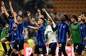 Inter Milan's Argentinian forward Lautaro Martinez (C) and teamates acknowledge the public at the end of the Italian Serie A football match between Inter and Atalanta on May 27, 2023 at the Giuseppe-Meazza (San Siro) stadium in Milan. (Photo by GABRIEL BOUYS / AFP)