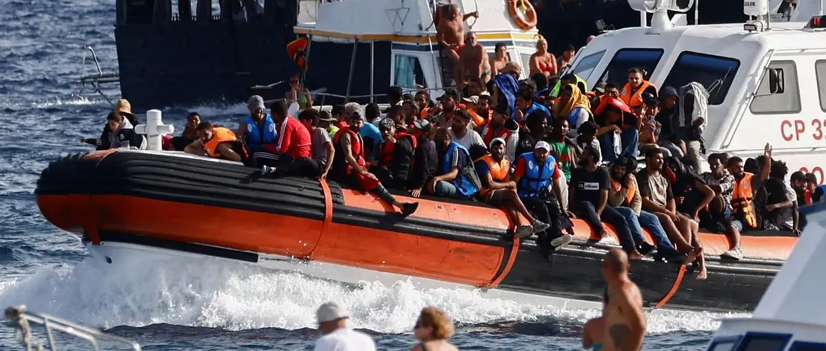Qindra refugjatë zbarkojnë sërish në Lampeduza  Meloni apel për  luftë globale   Ishulli  pikë problematike e migracionit drejt Europës