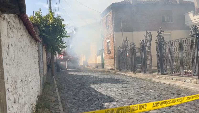 Shtëllunga të zeza tymi  përfshihet nga zjarri një banesë në Korçë  Zjarrfikësit në  betejë  me flakët  shpëton e moshuara