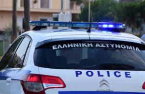 ΑΡΓΟΣ - Σε θανατηφόρο εξελίχθηκε το απογευματινό τροχαίο στην οδό Κανάρη στο Άργος, με θύμα 33χρονο αστυνομικό ο οποίος υπηρετούσε στο Τμήμα Ασφαλείας Άργους-Μυκηνών. Για άγνωστο μέχρι στιγμής λόγο το μηχανάκι που οδηγούσε ο 33χρονος προσέκρουσε σε κολώνα της ΔΕΗ, στην οδό Κανάρη στο Άργος, με αποτέλεσμα τον σοβαρό τραυματισμό  του. Ο άτυχος άνδρας μεταφέρθηκε με ασθενοφόρο στο νοσοκομείο Ναυπλίου αλλά δυστυχώς κατέληξε.
Το τροχαίο έγινε γύρω στις 5:30 το απόγευμα .
Προανάκριση για τα αίτια διενεργεί το Τμήμα Τροχαίας Άργους-Μυκηνών. (ΒΑΣΙΛΗΣ ΠΑΠΑΔΟΠΟΥΛΟΣ/EUROKINISSI)