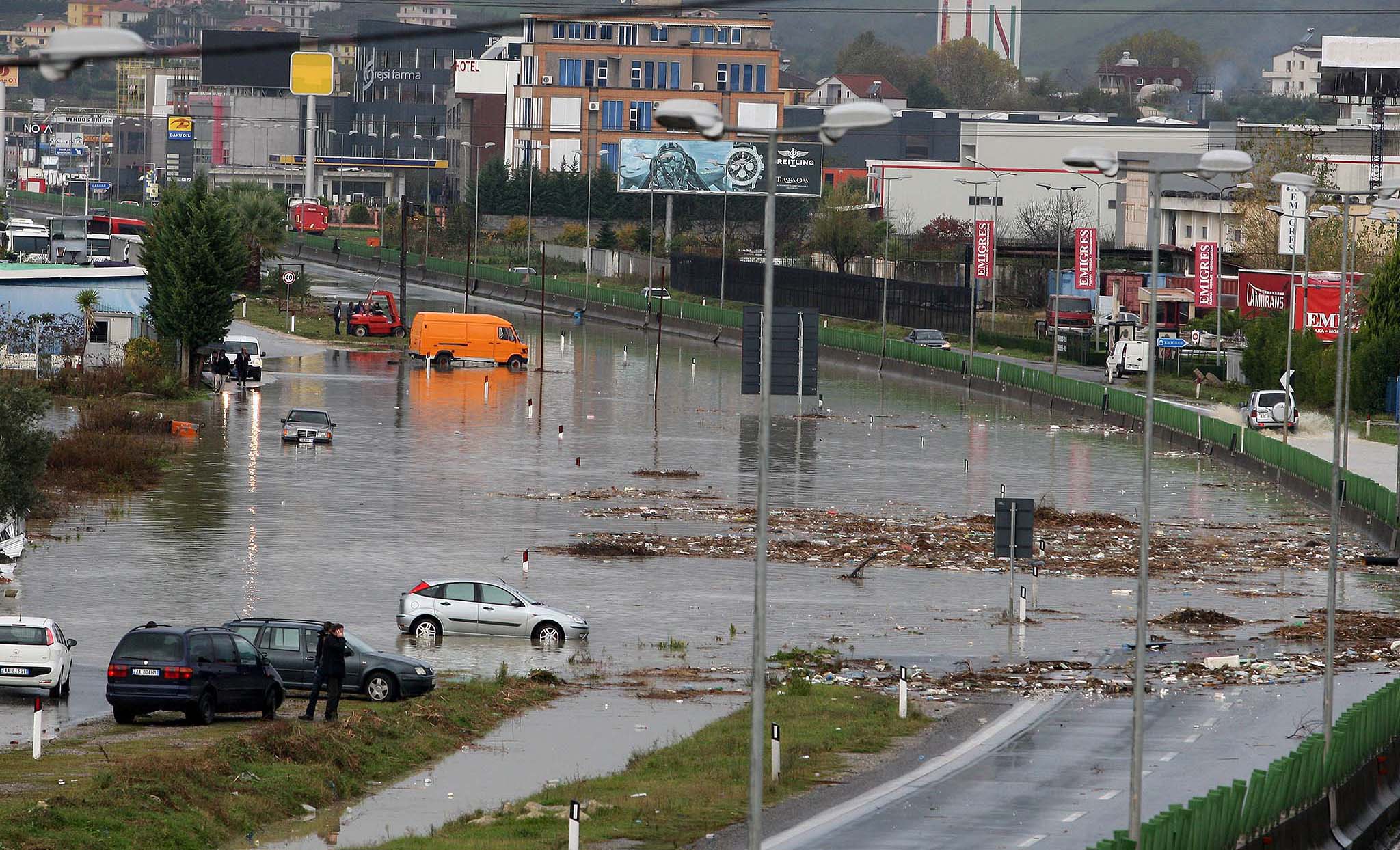 Autostrada e permbytur Durres-Tirane, ne zonen e Kasharit. Reshjet e shumta te shiut, kane bere qe te permbyten akse rrugore dhe zona te ndryshme te vendit. Deri tani raportohen 3 te vdekur si pasoje e motit te keq./r/n/r/nFlooded highway Durres-Tirana Durres-Tirana, near the Kashar area. Heavy rains have led to flooding at road axes and different areas of the country. Until now 3 deaths reported as a result of bad weather.