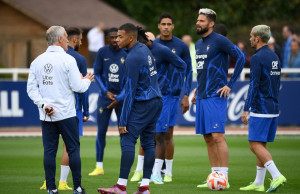 France's forward Kylian Mbappe (C) speaks with France's head coach Didier Deschamps during a training session in Clairefontaine-en-Yvelines on September 20, 2022 as part of the team's preparation for the upcoming UEFA Nations League. (Photo by FRANCK FIFE / AFP)