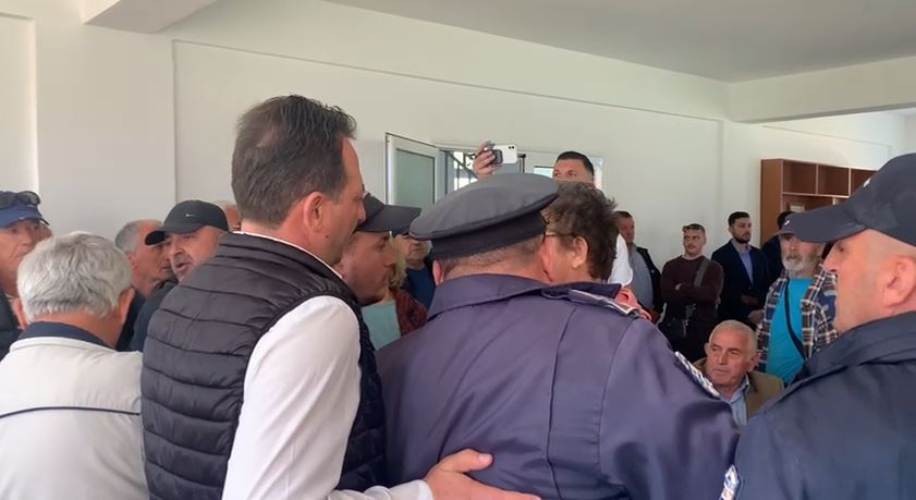 Fredi Beleri dhe Jorgo Goro në burg  Shtyhet mbledhja për zgjedhjen e drejtuesit të ri të Himarës pas tensioneve  ja kur do të zhvillohet