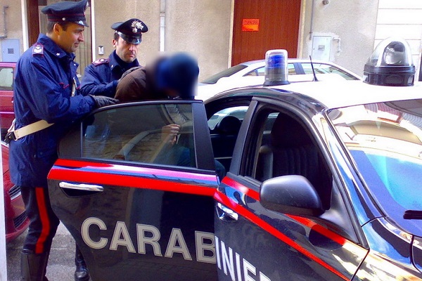  U hodh mbi mua dhe     Dhunoi gruan teksa flinte  arrestohet shqiptari në Itali  48 vjeçari rrahu djalin e mitur pasi ndërhyri mes prindërve