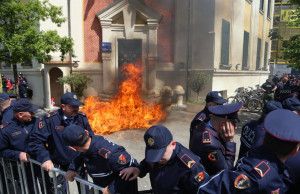 Protesta-keshilli-bashkiak-bashkia-zjarr-molotov-opozita-perplasja (9)