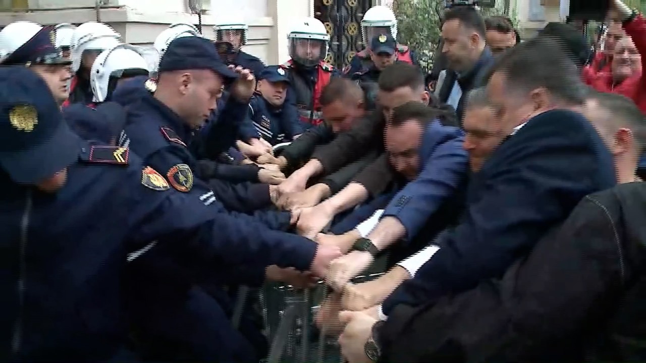 Tensione në tubim  Flamur Noka tenton të  shkulë  gardhin metalik  Protestuesit përplasen me policinë