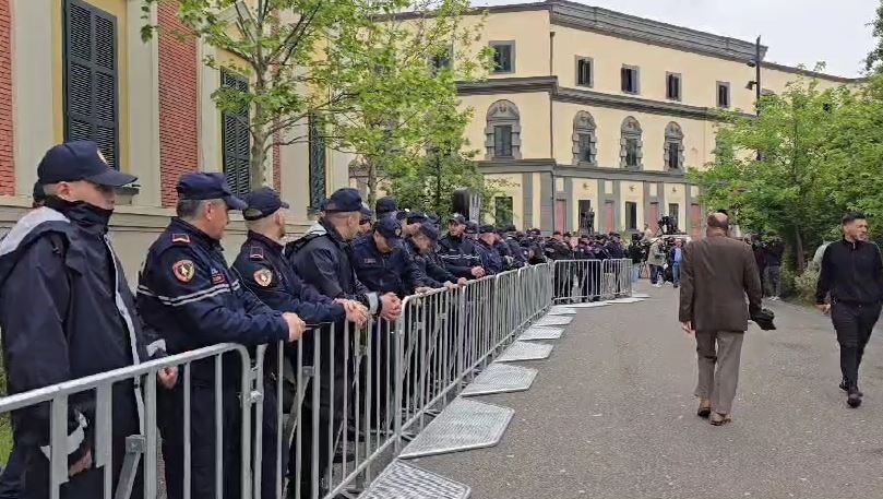 Dosja 5D  Opozita protestë para Bashkisë Tiranë  institucioni rrethohet me gardh metalik dhe efektivë policie