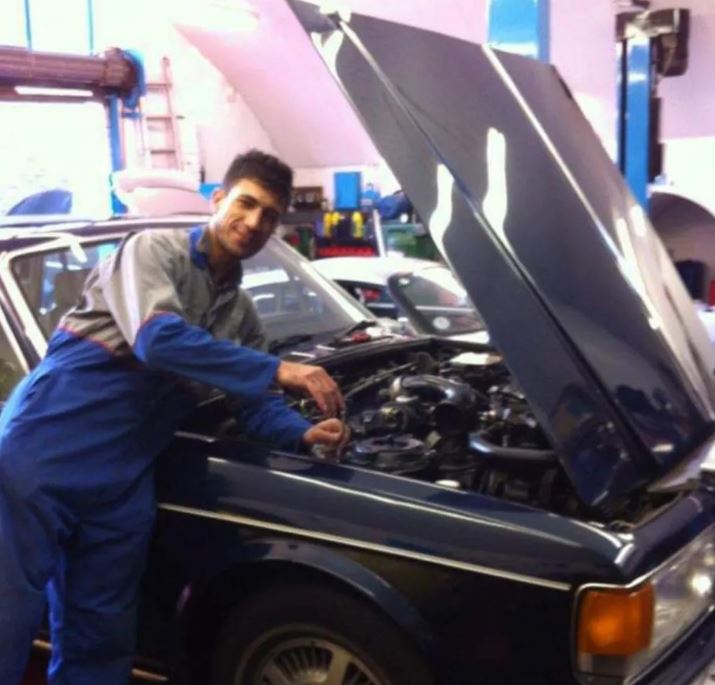 Majeed në vitin 2012, duke punuar si mekanik makinash në Nottingham