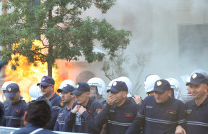 Protesta momentet e tensionit bashkia e Tiranes-molotov-policia (3)