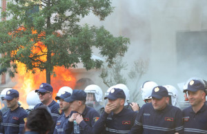 Protesta momentet e tensionit bashkia e Tiranes-molotov-policia (4)