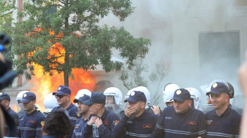Protesta momentet e tensionit bashkia e Tiranes-molotov-policia (4)